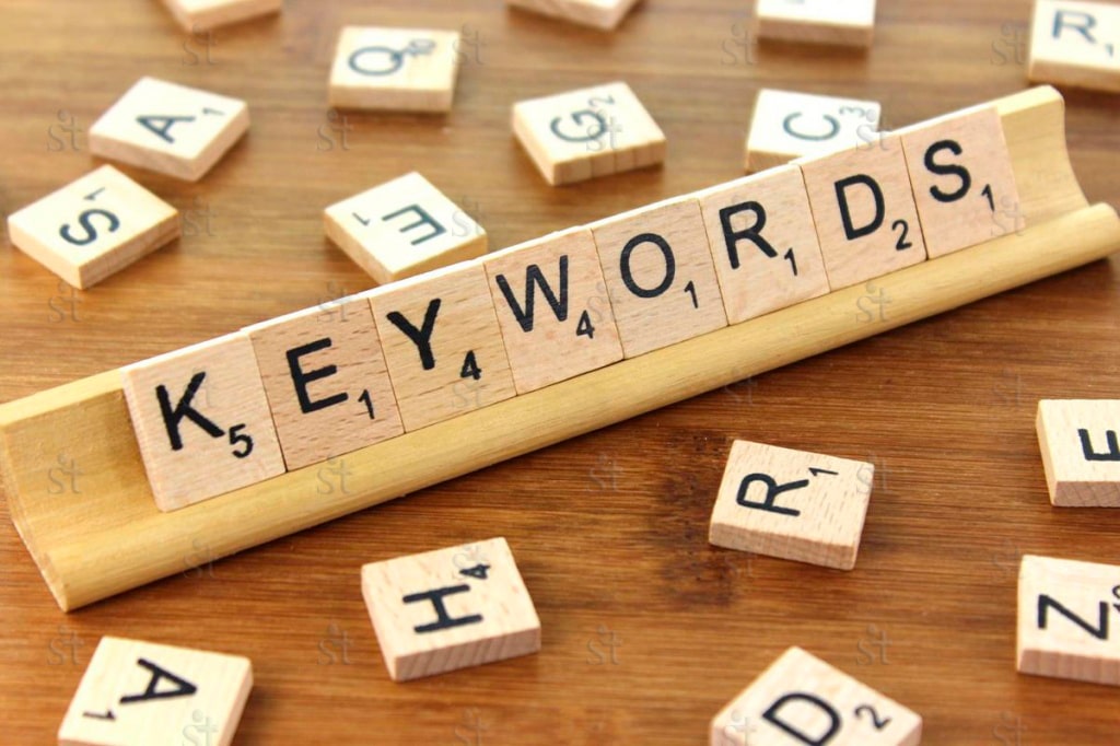 Из деревянных букв сложено слово keywords